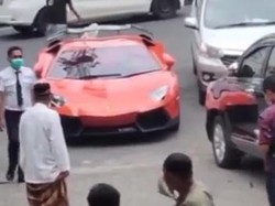 Alhamdulillah! Lamborghini Aventador Dipakai Jumatan, Jadi Perhatian Warga