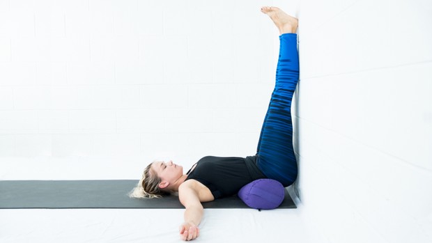 Ini merupakan peregangan dengan pose restoratif yang membantu mengurangi ketegangan di punggung, bahu dan leher kamu sekaligu akan meningkatkan relaksasi.