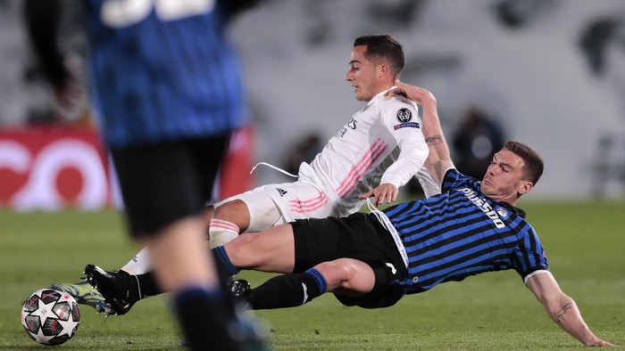 Real Madrids Lucas Vazquez fights for the ball against Atalantas Robin Gosens during the Champions League, round of 16, second leg soccer match between Atalanta and Real Madrid at the Alfredo di Stefano stadium in Madrid, Spain, Tuesday, March 16, 2021. (AP Photo/Bernat Armangue)