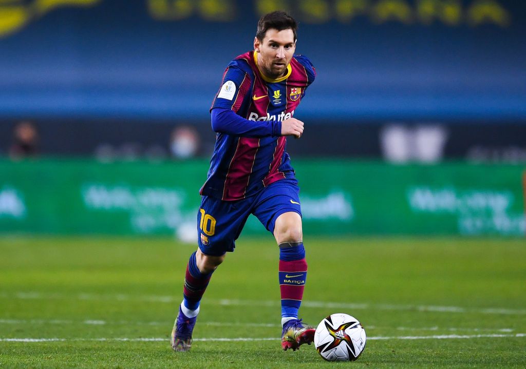 SEVILLE, SPAIN - JANUARY 17: Lionel Messi of FC Barcelona runs with the ball during the Supercopa de Espana Final match between FC Barcelona and Athletic Club at Estadio de La Cartuja on January 17, 2021 in Seville, Spain. Sporting stadiums around Spain remain under strict restrictions due to the Coronavirus Pandemic as Government social distancing laws prohibit fans inside venues resulting in games being played behind closed doors. (Photo by David Ramos/Getty Images)