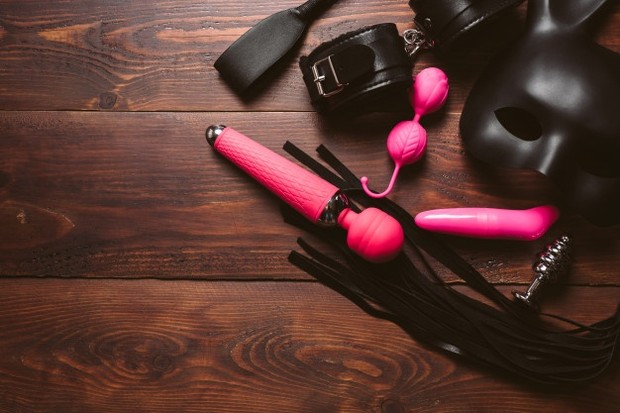 Selanjutnya, gosok mainan dengan tangan atau waslap lembut dan sedikit air hangat selama sekitar satu setengah menit.