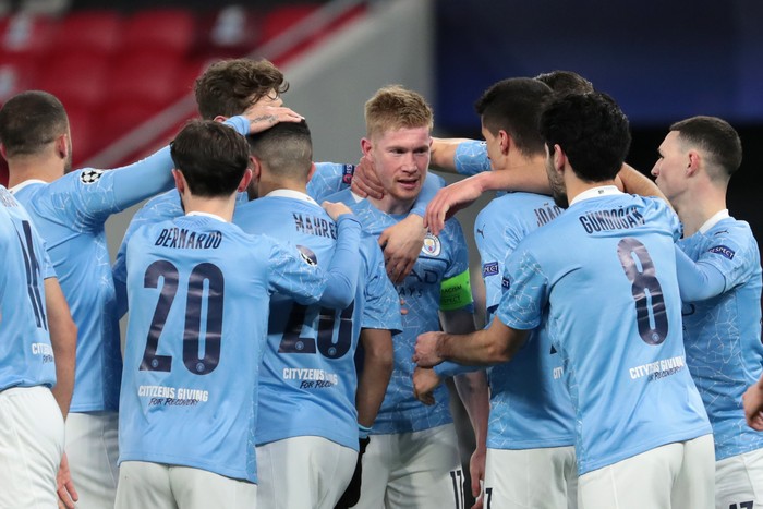 BUDAPEST, HUNGARY - MARCH 16: Kevin De Bruyne of Manchester City celebrates with team mates after scoring their side's first goal during the UEFA Champions League Round of 16 match between Manchester City and Borussia Moenchengladbach at Puskas Arena on March 16, 2021 in Budapest, Hungary. Manchester City face Borussia Moenchengladbach at a neutral venue in Budapest behind closed doors to prevent the spread of Covid-19 variants. (Photo by Miklos Szabo/Getty Images)
