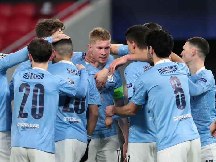 BUDAPEST, HUNGARY - MARCH 16: Kevin De Bruyne of Manchester City celebrates with team mates after scoring their side's first goal during the UEFA Champions League Round of 16 match between Manchester City and Borussia Moenchengladbach at Puskas Arena on March 16, 2021 in Budapest, Hungary. Manchester City face Borussia Moenchengladbach at a neutral venue in Budapest behind closed doors to prevent the spread of Covid-19 variants. (Photo by Miklos Szabo/Getty Images)