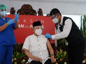 Maruf Amin Terima Vaksin COVID-19 Dosis Kedua Maruf Amin Terima Vaksin COVID-19 Dosis Kedua