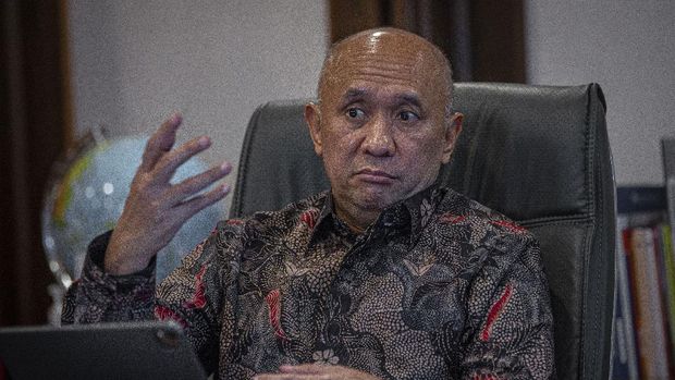 Menteri Koperasi dan UKM Teten Masduki berpose usai sesi wawancara terkait Gerakan Nasional Bangga Buatan Indonesia (Gernas BBI) 2021 di kantornya di Jakarta, Selasa (16/3/2021). Menteri Teten mengatakan Gernas BBI 2021 bertujuan membantu para pelaku UMKM untuk bangkit dari keterpurukan akibat pandemi COVID-19. ANTARA FOTO/Aditya Pradana Putra/hp.