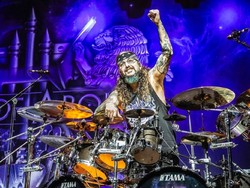 Tak Lagi Main Pakai Kaleng Cat, Deden Noy Dikirimi Drum oleh Mike Portnoy
