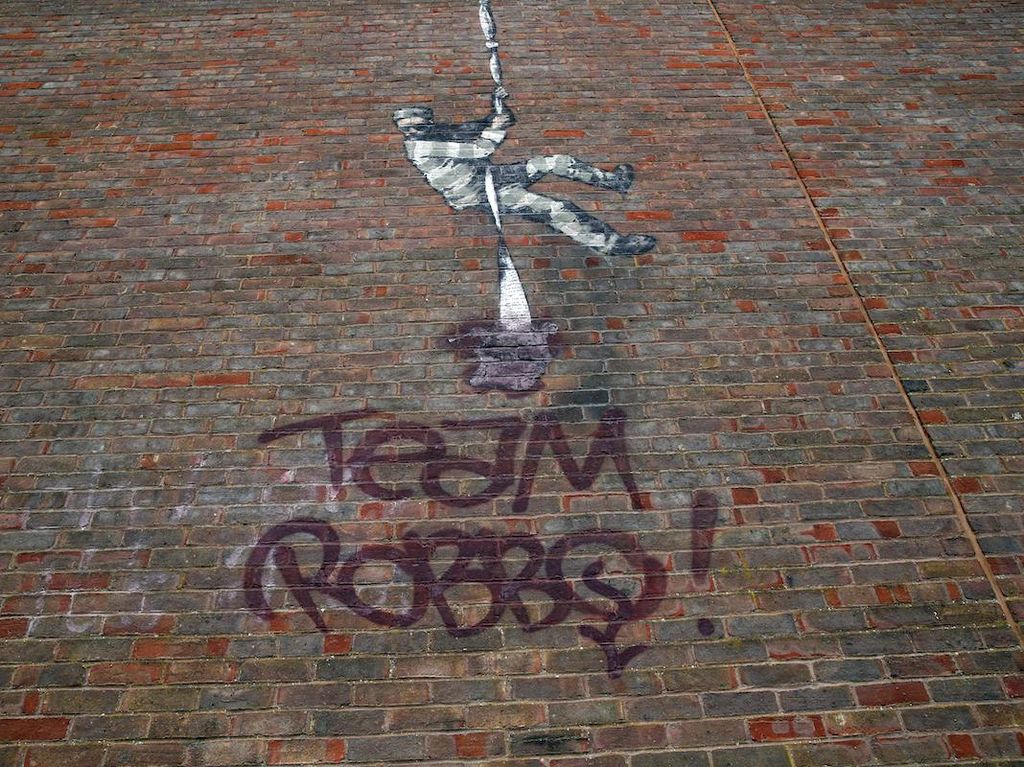Duh! Mural Banksy di Bekas Dinding Penjara Dirusak Rivalnya Duh! Mural Banksy di Bekas Dinding Penjara Dirusak Rivalnya