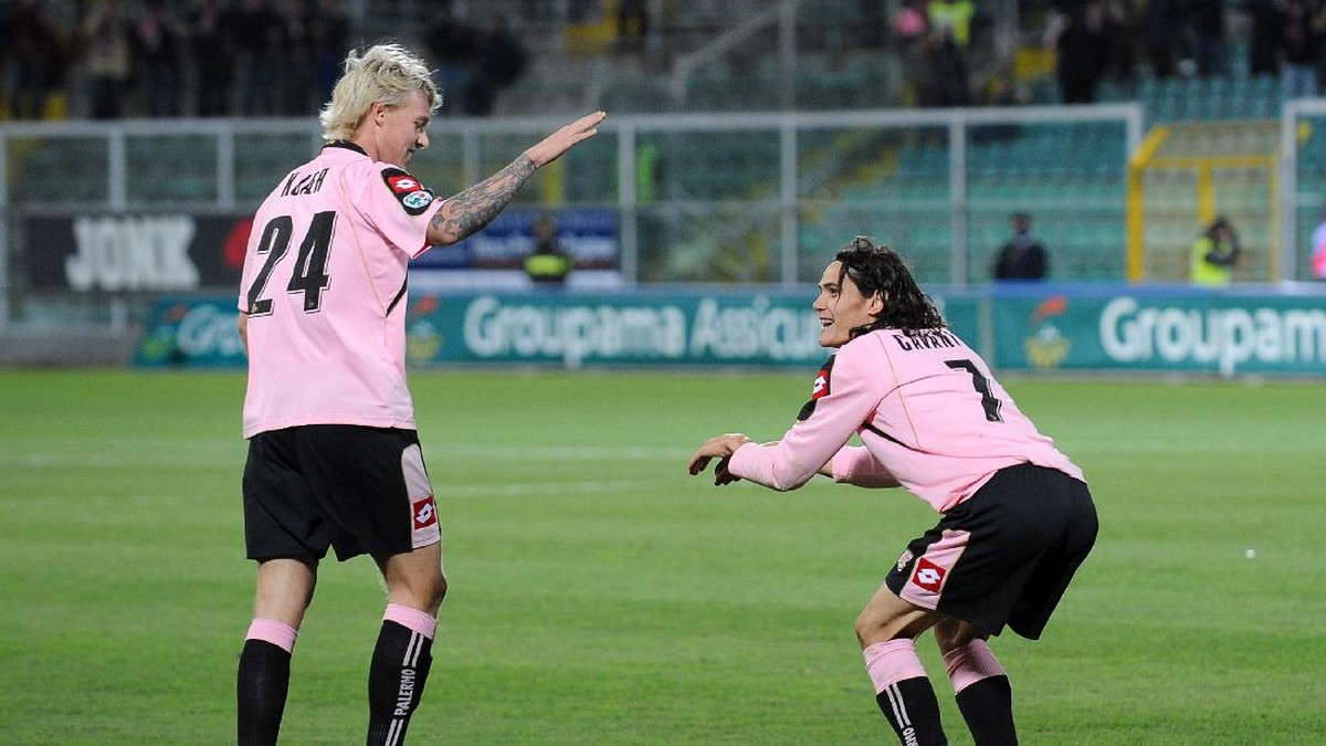 Simon Kjaer (kiri) dan Edinson Cavani saat masih bersama-sama berkostum Palermo. (Foto: Getty Images/Tullio M. Puglia)