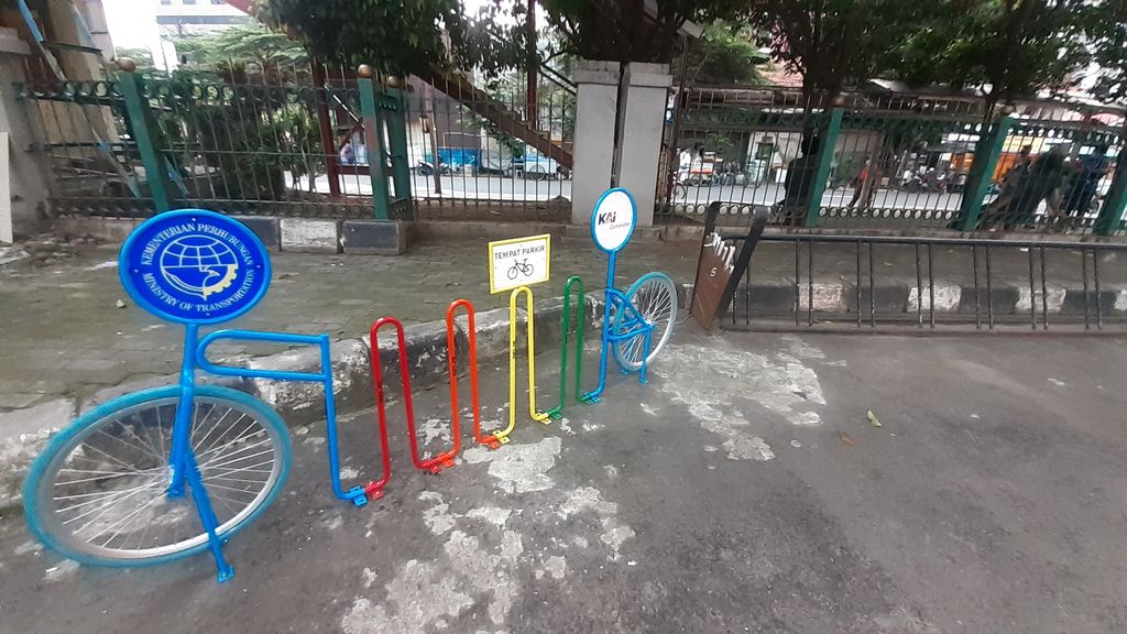 Parkir Sepeda di Stasiun Juanda