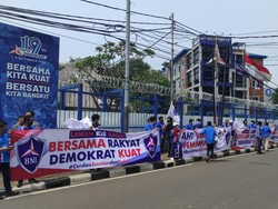 BMI Bentangkan Spanduk Dukungan ke AHY, Tak Akui Moeldoko Ketum