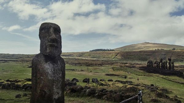 Foto Pulau Paskah dan Ratusan Patung Wajah Misterius