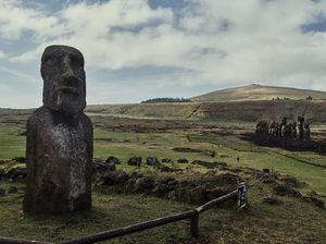 Foto Pulau Paskah dan Ratusan Patung Wajah Misterius