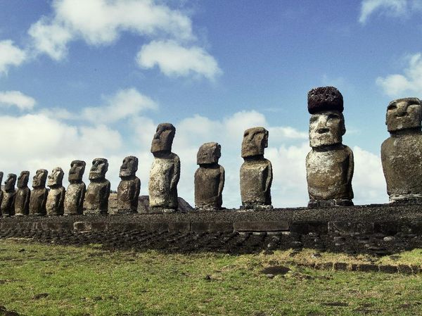 Potret Pulau Paskah yang Penuh Misteri