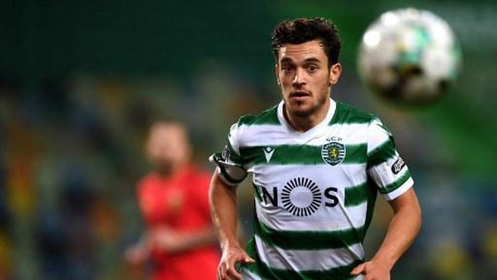 Sporting Lisbons Portuguese midfielder Pedro Goncalves goes for the ball during the Portuguese league football match Sporting CP against SL Benfica at the Jose Alvalade stadium in Lisbon on February 1, 2021. (Photo by PATRICIA DE MELO MOREIRA / AFP)