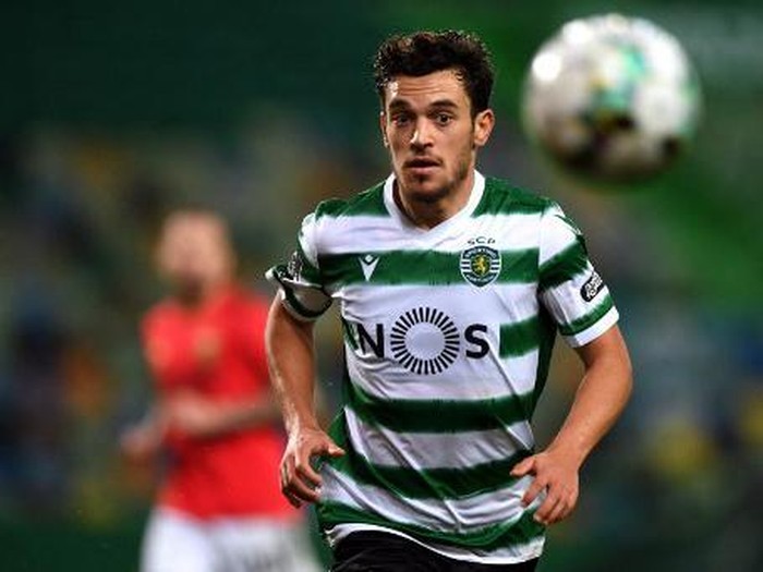 Sporting Lisbon's Portuguese midfielder Pedro Goncalves goes for the ball during the Portuguese league football match Sporting CP against SL Benfica at the Jose Alvalade stadium in Lisbon on February 1, 2021. (Photo by PATRICIA DE MELO MOREIRA / AFP)