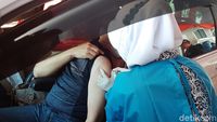 Vaksinasi COVID-19 Drive Thru untuk Lansia di Bogor