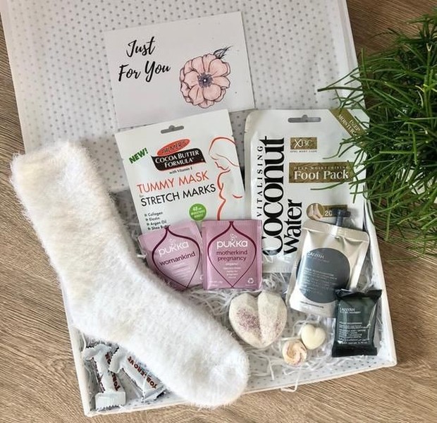 kamu bisa manjakan teman kamu yang sedang hamil dengan terapi untuk kaki di rumah atau perawatan kecantikan yang menenangkan.