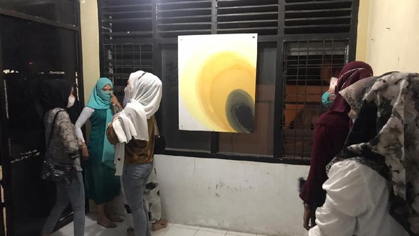 Perempuan diamankan di Banda Aceh karena nongkrong pakai baju ketat. (dok Satpol PP-WH Banda Aceh) Perempuan diamankan di Banda Aceh karena nongkrong pakai baju ketat. (dok Satpol PP-WH Banda Aceh)