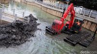 Mantap! Pindad Uji Coba Ekskavator Ampibius