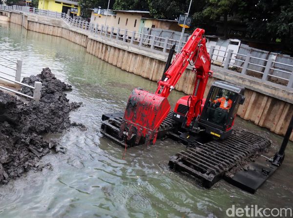 Mantap! Pindad Uji Coba Ekskavator Ampibius