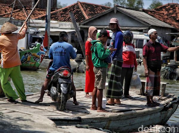 Potret Ojek Perahu di Kampung Nelayan Demak