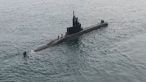 Penyerahan kapal selam buatan PT. PAL Indonesia yang bekerja sama dengan Daewoo Shipbuilding and Marine Engineering (DSME) Korea Selatan, Alugoro-405 di Galangan Kapal PT PAL Indonesia, Surabaya, Rabu (17/3/2021)