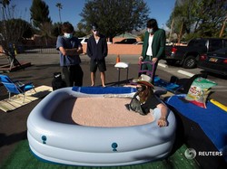 Wow! Pria Rela Berendam di Kolam Saus Kacang Demi Bantu Restoran Favoritnya