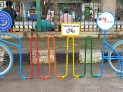 Melihat Rak #ParkiruntukSepeda di Beberapa Stasiun KRL DKI dan Bekasi