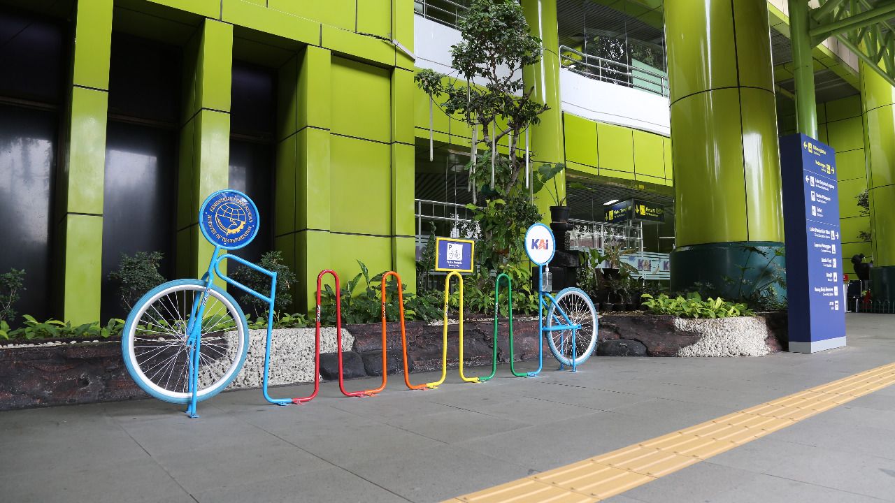 Rak parkir sepeda di stasiun-stasiun KRL. (Dok PT KAI Daop 1 Jakarta)