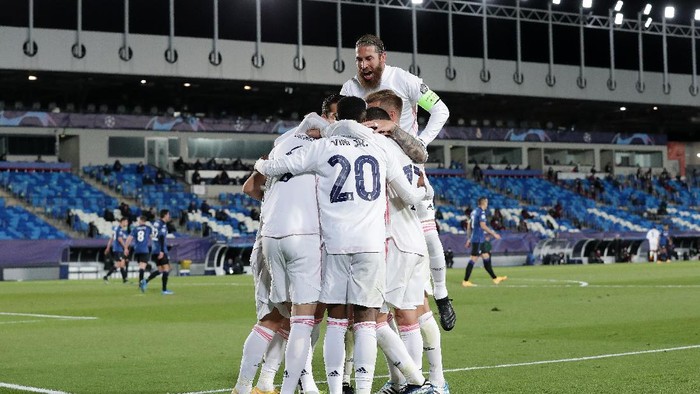 MADRID, SPAIN - MARCH 16: Karim Benzema of Real Madrid celebrates with Sergio Ramos and team mates after scoring their sides first goal during the UEFA Champions League Round of 16 match between Real Madrid and Atalanta at Estadio Alfredo Di Stefano on March 16, 2021 in Madrid, Spain. Sporting stadiums around Spain remain under strict restrictions due to the Coronavirus Pandemic as Government social distancing laws prohibit fans inside venues resulting in games being played behind closed doors. (Photo by Gonzalo Arroyo Moreno/Getty Images)