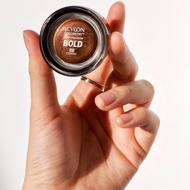 Revlon Colorstay Creme Eye Shadow/instagram.com/revlon Clourstay Creme Eye Shadow dari Revlon ini laris selama bertahun-tahun karena beberapa alasan, seperti tidak berkerut atau berpindah, bahkan pada kelopak yang berminyak.