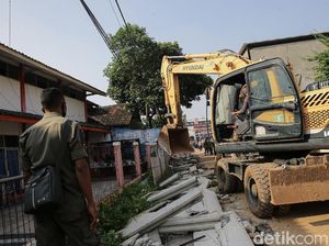 Runtuhnya Tembok 2 Meter di Ciledug Runtuhnya Tembok 2 Meter di Ciledug