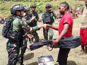 Satgas Yonif Para Raider 501 Hadiri Acara Bakar Batu di Papua