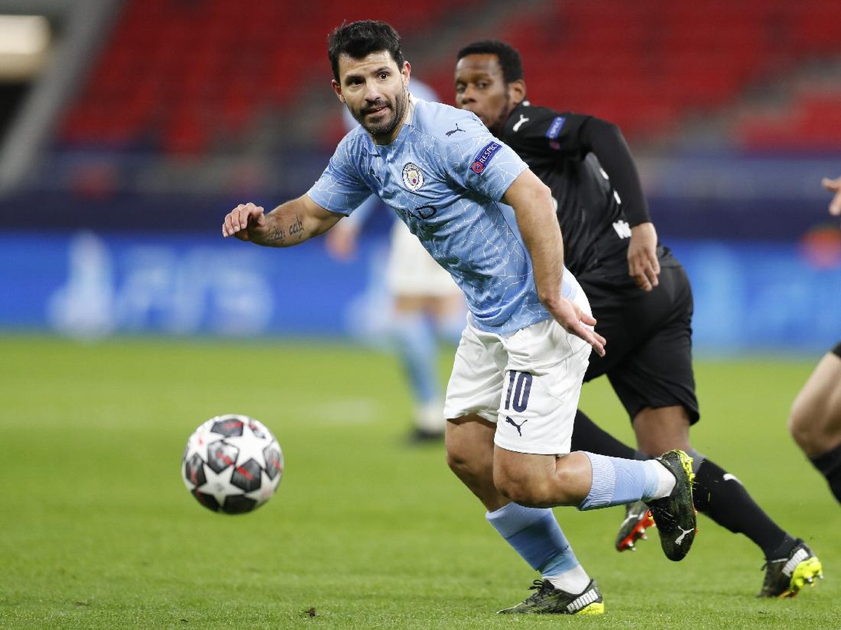 Aguero tak banyak menerima bola di laga melawan Gladbach. Foto: AP/Laszlo Balogh