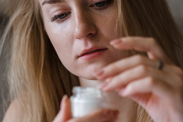 Bisa gunakan pelembap wajah atau krim khusus leher