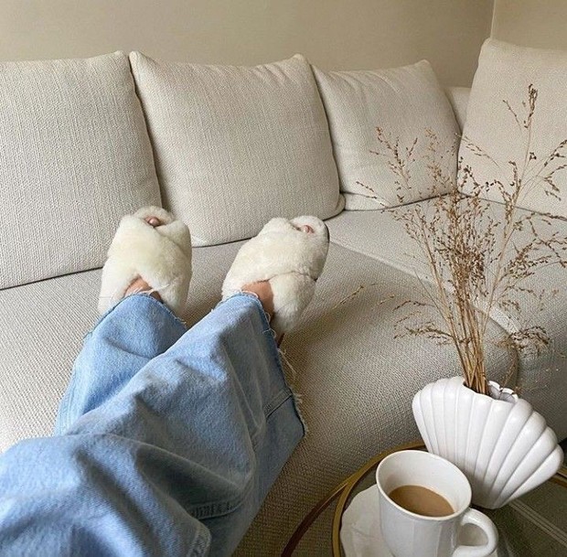 Selain perawatan untuk kaki, wanita hamil yang menghabiskan waktunya dengan menyeimbangkan perut yang membesar dengan alas kaki yang tidak nyaman pantas mendapatkan sandal yang bagus.