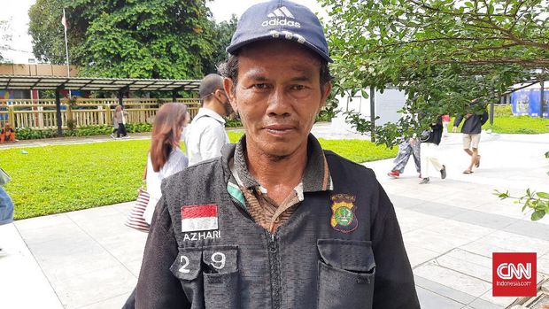 Suara Arus Bawah Soal Izin Mudik Pemerintah Azhari (52) seorang tukang ojek pangkalan di kawasan stasiun Pasar Senen. Ia berharap izin mudik membuat stasiun ramai.
