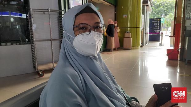 Suara Arus Bawah Soal Izin Mudik Pemerintah Endah Mei Anjarwati (51). Ditemui di Stasiun Ganbir, ia mengaku tetap merasa was-was meskipun mudik dilakukan dengan menjalankan protokol kesehatan.