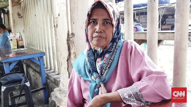 Suara Arus Bawah Soal Izin Mudik Pemerintah Maftuhah (53) seorang perantau asal Jepara, Jawa Tengah mengaku berencana mudik menggunakan bus karena tidak harus melakukan tes. Saat ini ia bekerja sebagai pedagang es kelapa muda di kawasan Stasiun Pasar Senen.