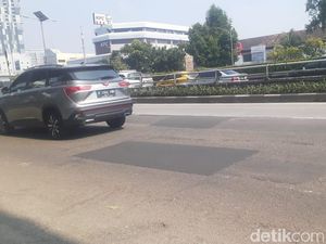 Lubang-lubang Jl MT Haryono Arah Pancoran Ditambal, Jalan Masih Belum Mulus