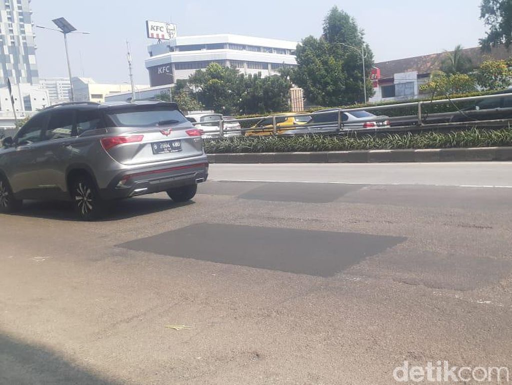 Lubang-lubang Jl MT Haryono Arah Pancoran Ditambal, Jalan Masih Belum Mulus Lubang-lubang Jl MT Haryono Arah Pancoran Ditambal, Jalan Masih Belum Mulus