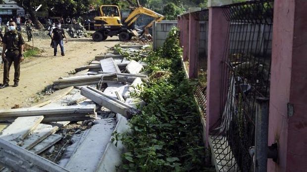tembok di ciledug dirobohkan Sebanyak dua lapis tembok beton setinggi 1,5 meter yang mengadang tepat di depan pagar sebuah rumah yang berlokasi di Jalan Akasia 2, RT/RW 01/09, Kelurahan Tajur, Kecamatan Ciledug, Kota Tangerang, Provinsi Banten dirobohkan pada hari ini, Rabu (17/3).