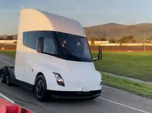 Truk Listrik Tesla Dites Jalan, Seperti Ini Suaranya