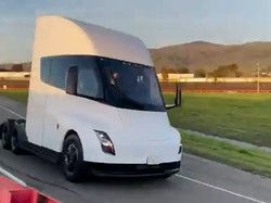 Truk Listrik Tesla Dites Jalan, Seperti Ini Suaranya