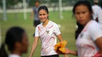 Ekspresi kebahagiaan terpancar di wajah para pemain timnas putri usai mengalahkan lawan.