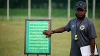 Rully Nere memberikan arahan di sela-sela pertandingan.