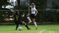 Zahra Muzdalifah berhasil mencetak gol ke gawang lawan.