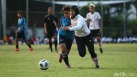 Serangan terus dilancarkan oleh timnas sepakbola putri Indonesia ke pertahanan lawan.