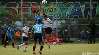 Usai turun minum, timnas putri kembali menggempur tim sepakbola asal Cirebon tersebut.