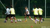 Zahra dkk juga sempat menggelar latihan passing dan finishing.